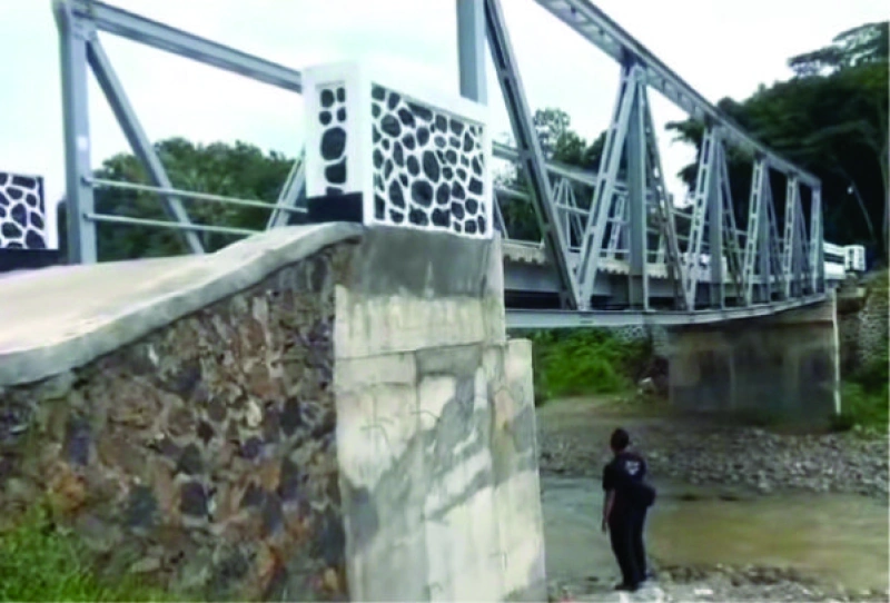 Bahaya..!!! Jembatan Cilamatan di Desa Sukahurip Melengkung dan Retak