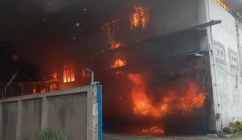 Kebakaran Hebat Menimpa 2 Pabrik dan 1 Gudang Lem di Perum Taman Kopo Indah, Kab.Bandung 