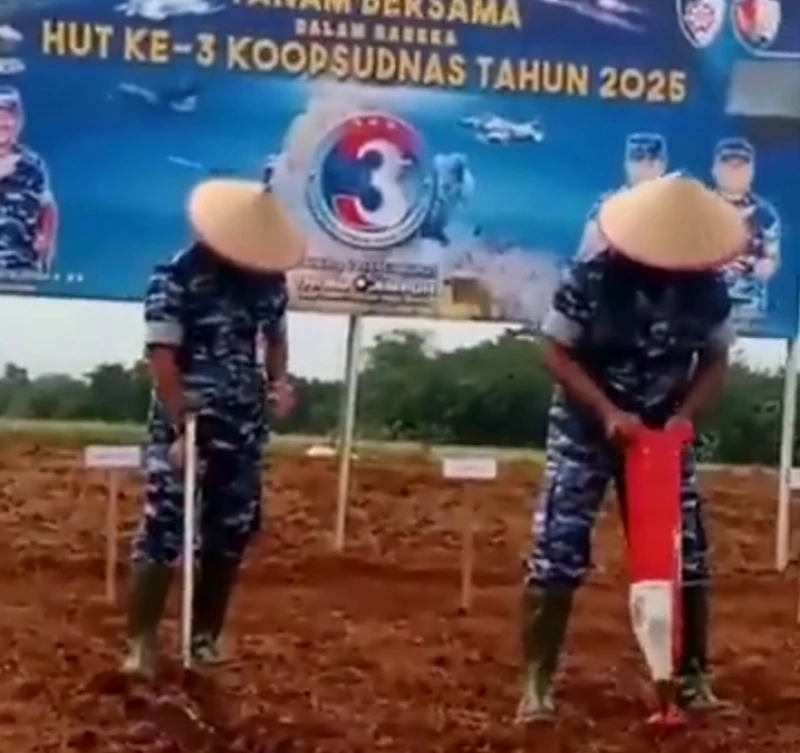 Koopsudnas Pimpin Tanam Jagung di Lahan Lanud Suryadarma 