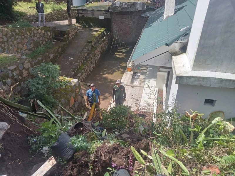 Longsor di Desa Karyalaksana, Kab.Bandung Dua Rumah Warga Terdampak. Camat Ibun Usulkan Pasang Bronjong
