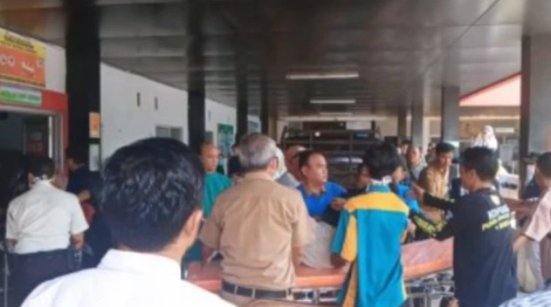 Elf Plat Merah Pemkab Cianjur Terguling di Cikidang, Belasan Orang Penumpangnya Ditangani Serius Tim Medis Elf Plat Merah Pemkab Cianjur Terguling di Cikidang, Belasan Orang Penumpangnya Ditangani Serius Tim Medis