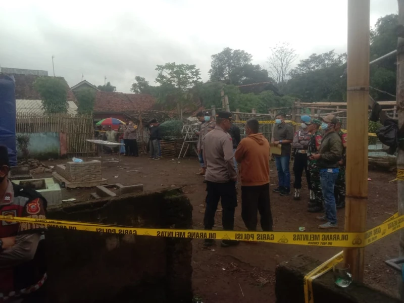 Polisi Bongkar Makam Korban Pembunuhan di Pacet, Kab.Bandung