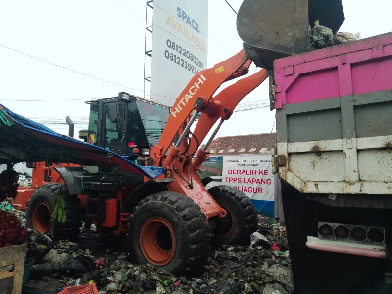 Sampah di Pasar Ciparay, Kab.Bandung Dibersihkan. Ini Pesan Camat Ciparay Untuk Para Pedagang Sampah di Pasar Ciparay, Kab.Bandung Dibersihkan. Ini Pesan Camat Ciparay Untuk Para Pedagang