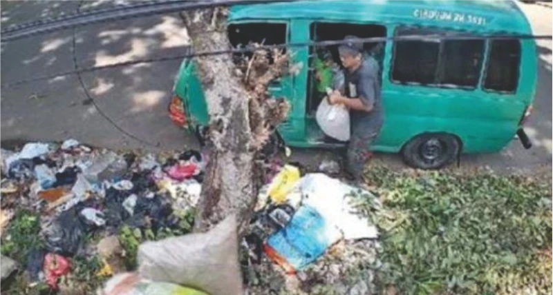 Satpol PP Kota Bandung Amankan Sopir Angkot yang Buang Sampah di Tepi Jalan