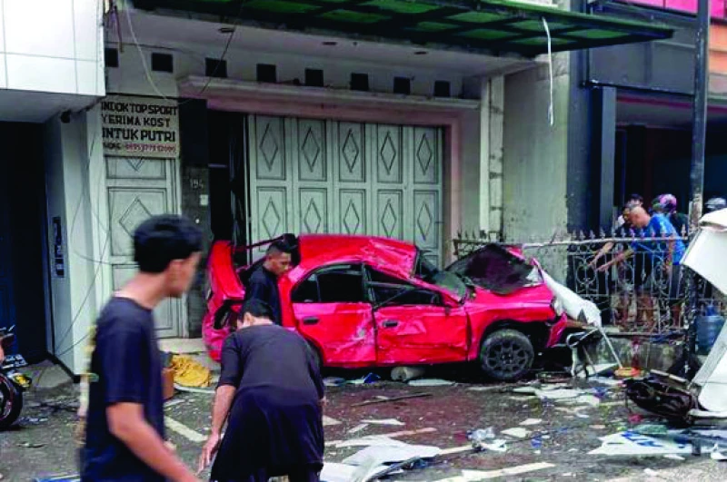 Sedan Hyundai Ugal - Ugalan Tabrak 3 Motor dan Gran Max di Jatinangor, Sumedang. Seorang Warga Pangalengan Tewas di TKP