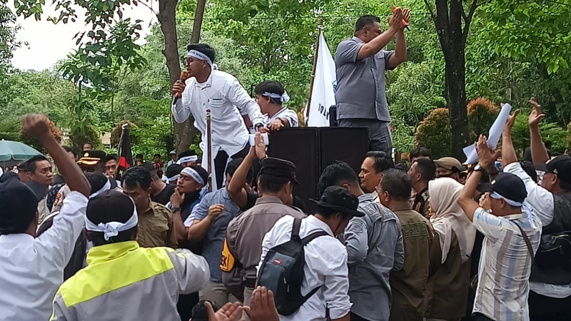 Aksi Spontan Faizal Akbar di Aksi Guru Honorer Kab.Sukabumi Dianggap Anti Kritik
