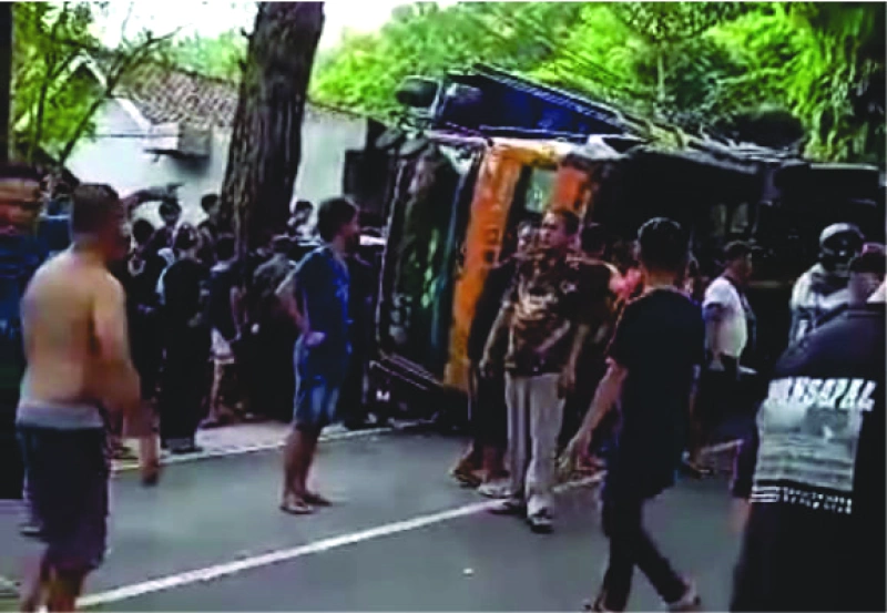 Truk Bermuatan Batu Terguling Manimpa Satu Mobil di Kab.Sukabumi Truk Bermuatan Batu Terguling Manimpa Satu Mobil di Kab.Sukabumi