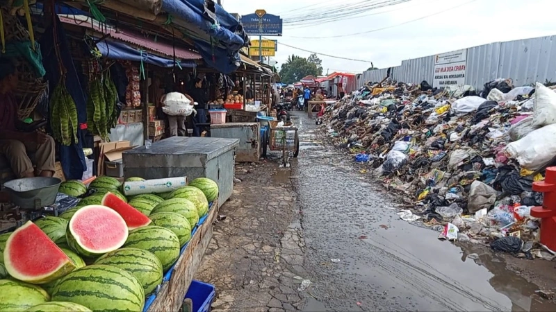 Ya Ampun.. Sampah di Depan Pasar Ciparay, Kab.Bandung Belum Diangkut Juga. Ini Kata Camat Rachmat